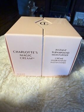 Charlotte's Magic Cream Moisturiser - Charlotte Tilbury - 50ml Light Pink Box